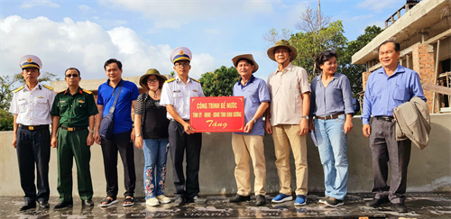 Lãnh đạo tỉnh Bình Dương thăm và tặng quà quân và dân trên đảo Thổ Chu