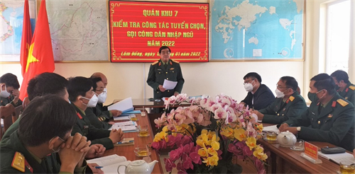 Thiếu tướng Nguyễn Văn Hoàng kiểm tra công tác tuyển chọn và gọi công dân nhập ngũ tại huyện Lâm Hà