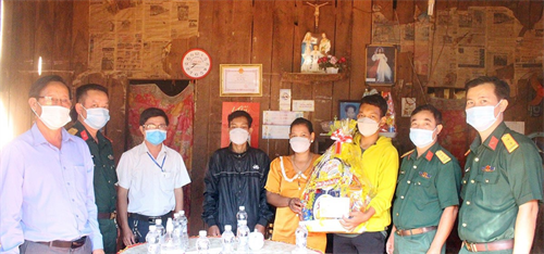 Thanh niên Phú Riềng hăng hái tình nguyện nhập ngũ