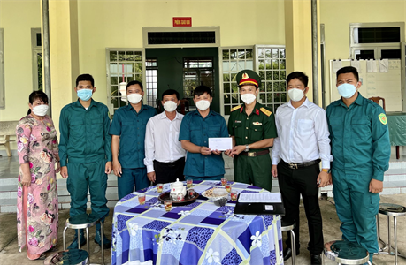 Thăm các chốt dân quân nhân ngày truyền thống lực lượng dân quân tự vệ