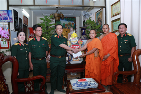 Bộ Tư lệnh Quân khu 7 chúc Tết cổ truyền đồng bào Khmer tại TP Hồ Chí Minh