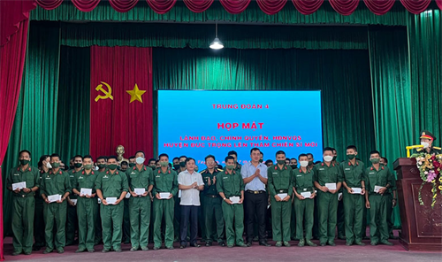Huyện Đức Trọng thăm, tặng quà, động viên chiến sĩ mới tại Trung đoàn 4, Sư đoàn 5