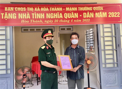 Ban CHQS thị xã Hòa Thành, tỉnh Tây Ninh tặng nhà nghĩa tình quân dân