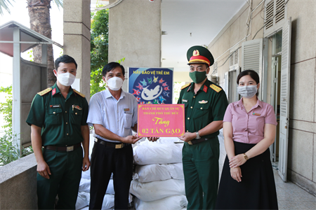 Ban Chỉ huy Quân sự thành phố Thủ Đức tặng gạo cho trẻ em mồ côi