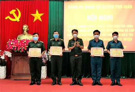 Ban CHQS huyện Phú Giáo sơ kết 3 năm mô hình “cán bộ, đảng viên dìu dắt quần chúng và cấp dưới”