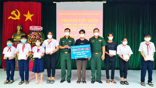 Trao sổ tiết kiệm “'Mẹ đỡ đầu” tặng trẻ em mồ côi do dịch Covid-19