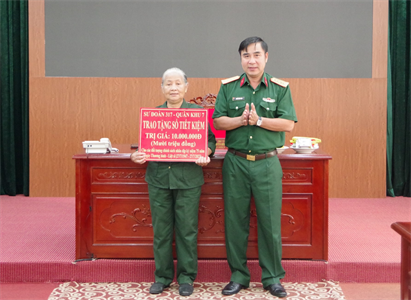 Sư đoàn 317 tặng sổ tiết kiệm cho gia đình chính sách huyện Hóc Môn