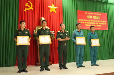 Huyện Đức Huệ sơ kết 3 năm thực hiện Mô hình “Cán bộ, đảng viên dìu dắt quần chúng và cấp dưới”