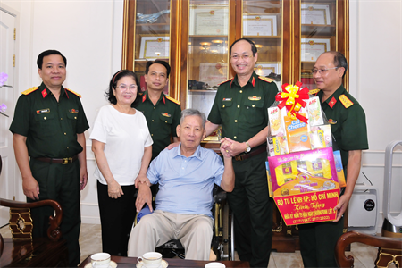 Bộ Tư lệnh Thành phố Hồ Chí Minh thăm, tặng quà Anh hùng LLVTND, thương binh trên địa bàn thành phố