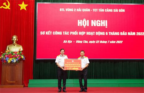 Vùng 2 Hải quân và Tổng Công ty Tân Cảng Sài Gòn sơ kết công tác phối hợp
