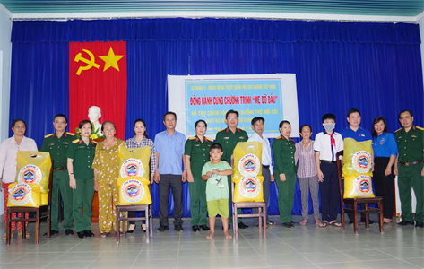 Sư đoàn 5 phối hợp tặng quà trẻ em mồ côi do dịch Covid – 19