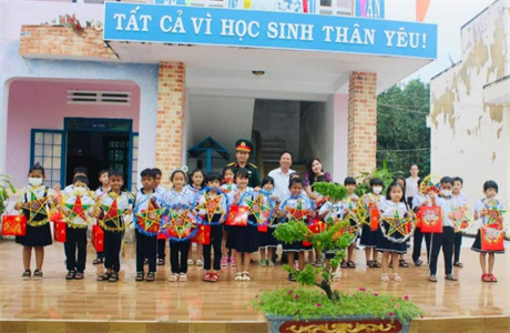 Ban CHQS huyện Tánh Linh, tỉnh Bình Thuận tặng quà tết Trung thu cho học sinh
