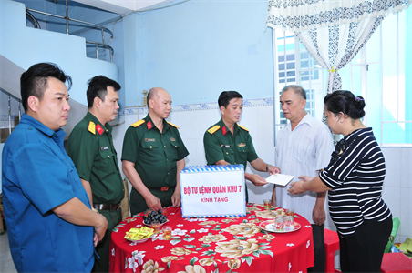 Bộ Tư lệnh TPHCM thăm, tặng quà gia đình quân nhân và dân quân từ trần do dịch Covid-19