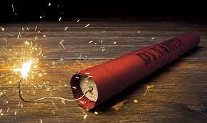 Vi phạm quy định về quản lý sử dụng vũ khí, vật liệu nổ, tiền chất thuốc nổ, công cụ hỗ trợ, pháo và đồ chơi nguy hiểm bị cấm