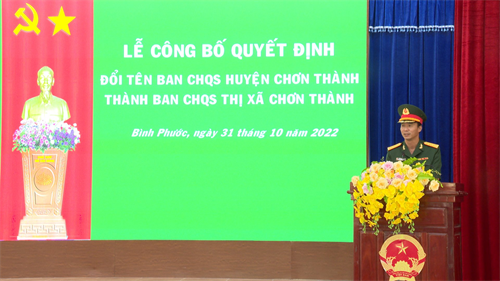 Trao Quân kỳ Quyết thắng cho Ban CHQS thị xã Chơn Thành