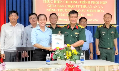 Ban CHQS thành phố Thuận An và Nông trường Cao su Minh Hòa ký kết chương trình phối hợp giai đoạn 2022 -2025