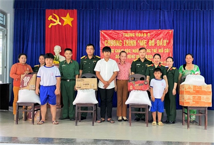 Trung đoàn 5 thăm, tặng quà trẻ mồ côi do dịch Covid- 19