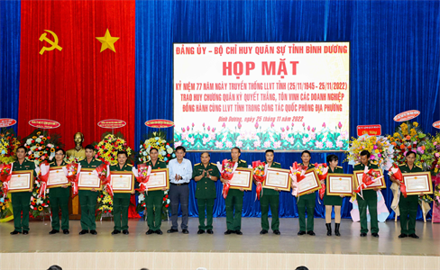 Họp mặt kỷ niệm 77 năm Ngày truyền thống lực lượng vũ trang tỉnh Bình Dương