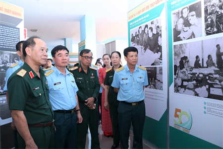 Khai mạc triển lãm “Bản hùng ca Điện Biên Phủ trên không”