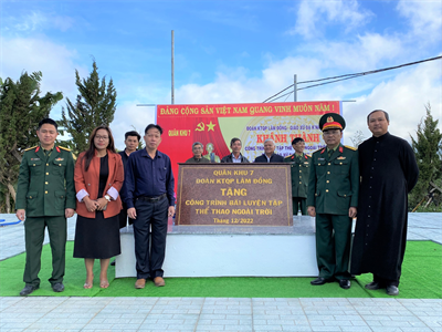 Đoàn Kinh tế Quốc phòng Lâm Đồng bàn giao công trình tập luyện thể thao
