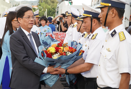 Tiễn đoàn công tác đi thăm, chúc tết quân và dân huyện đảo Trường Sa
