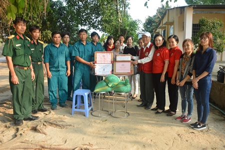 Hội chữ thập đỏ đến thăm dân quân và biên phòng trên biên giới Tây Ninh