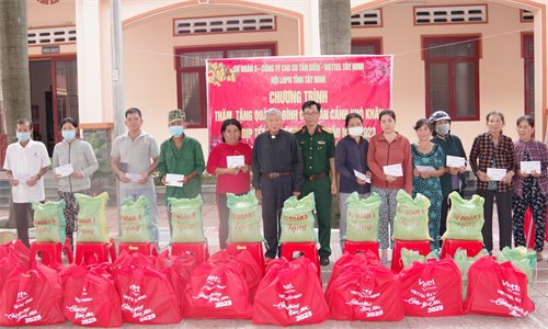 Sư đoàn 5: Hơn 7 tỷ  đồng và 15 tấn gạo chăm lo các đối tượng chính sách