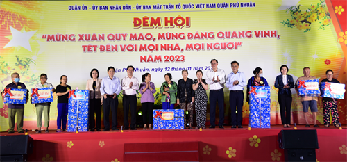 Ấm áp đêm hội mừng xuân, Tết đến với mọi nhà, mọi người