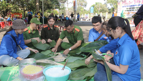 Sôi nổi hội thi gói bánh chưng, làm mứt tết
