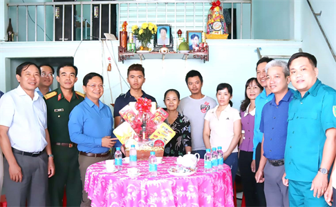 Đồng chí Hà Anh Dũng, Bí thư Thành ủy Đồng Xoài, tỉnh Bình Phước động viên thanh niên tình nguyện nhập ngũ