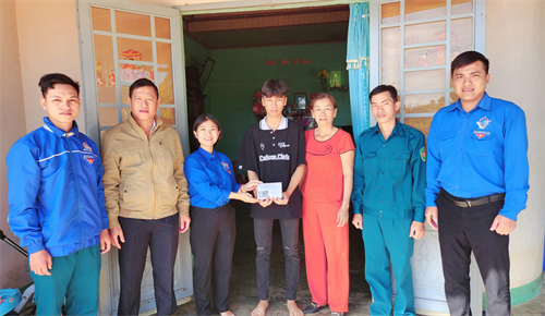Huyện Cát Tiên, tỉnh Lâm Đồng thăm, tặng quà thanh niên chuẩn bị nhập ngũ