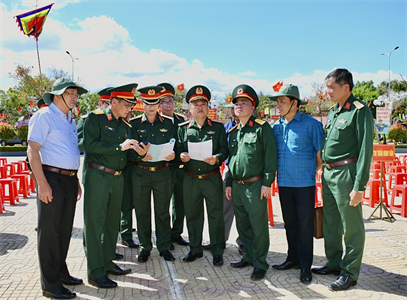​Thiếu tướng Trần Vinh Ngọc kiểm tra công tác tuyển quân tại tỉnh Lâm Đồng.