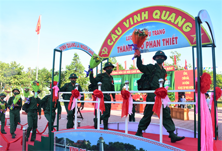 Thiếu tướng Đặng Văn Hùng dự Lễ giao nhận quân tại thành phố Phan Thiết