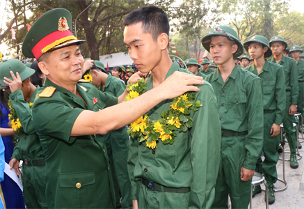 Các địa phương tỉnh Bình Dương thăm, tặng quà chiến sĩ mới