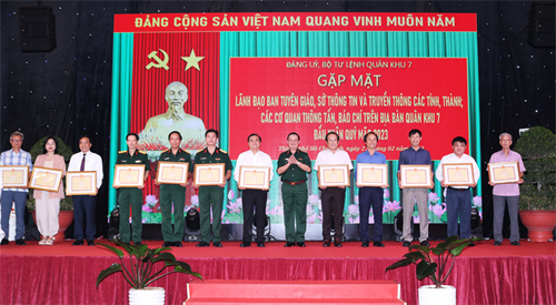 Đảng ủy, Bộ Tư lệnh Quân khu 7 gặp mặt lãnh đạo Ban Tuyên giáo, Sở Thông tin và Truyền thông, các cơ quan báo chí trên địa bàn