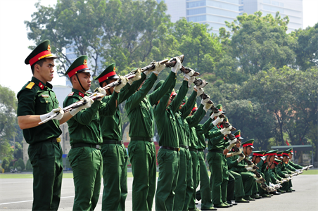 Luyện tập múa súng phục vụ lễ ra quân huấn luyện