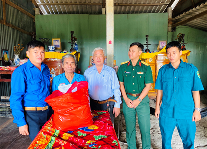 Thăm, tặng quà Mẹ Việt Nam anh hùng và cựu thanh niên xung phong
