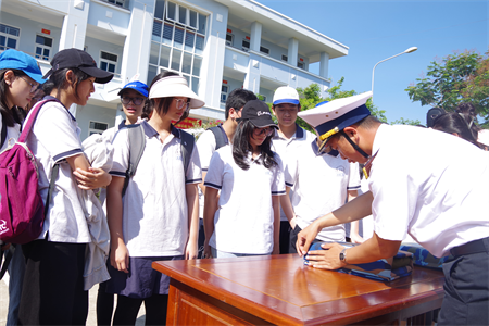 Học sinh tham quan, trải nghiệm thực tế tại Lữ đoàn 167
