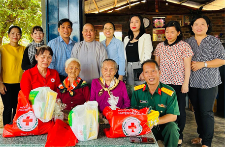 Huyện Dầu Tiếng, tỉnh Bình Dương thăm, tặng quà Mẹ Việt Nam Anh hùng