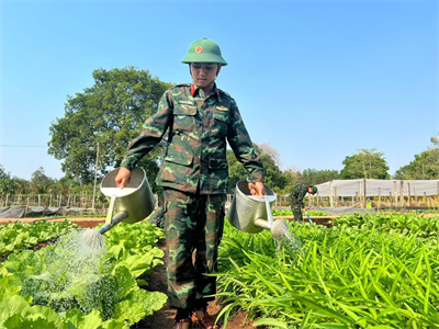 Lãnh đạo thị xã Bình Long thăm, động viên tân binh nhập ngũ năm 2023