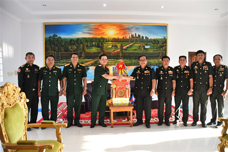 Trung tướng Trần Hoài Trung, thăm, chúc Tết “Chol Chnam Thamey” Bộ Tư lệnh Quân khu 4 Quân đội Hoàng gia Campuchia