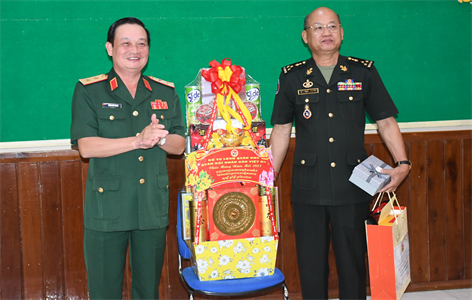 Trung tướng Trần Hoài Trung, Chính ủy Quân khu 7 chúc Tết Bộ Tư lệnh Quân khu 1, Quân đội Hoàng gia Campuchia
