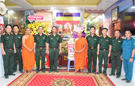 Bộ Tư lệnh Quân khu 7 chúc Tết cổ truyền đồng bào Khmer tại TP Hồ Chí Minh