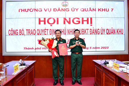 Thường vụ Đảng ủy Quân khu 7 công bố, trao quyết định Chủ nhiệm Ủy ban Kiểm tra Đảng ủy Quân khu 7