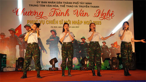 Chương trình văn nghệ phục vụ chiến sĩ mới