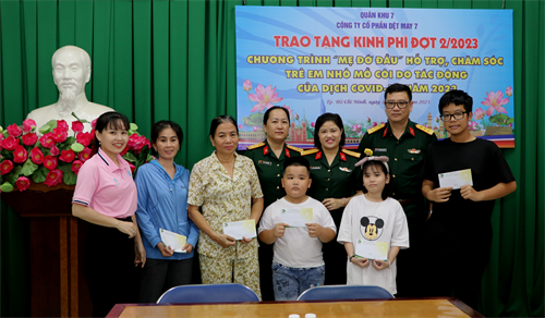 Công ty Cổ phần Dệt may 7 trao kinh phí hỗ trợ trẻ em mồ côi do ảnh hưởng dịch Covid-19.