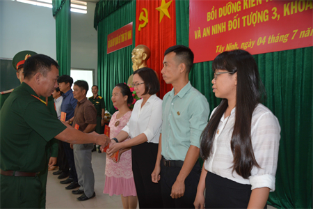 Tỉnh Tây Ninh bế giảng lớp bồi dưỡng kiến thức quốc phòng an ninh đối tượng 3