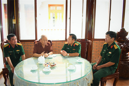 Bộ Tư lệnh Quân khu 7 thăm, tặng quà Đại tướng Lê Văn Dũng