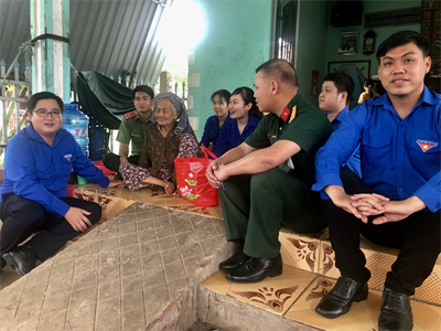 Đoàn cơ sở Quân sự huyện Vĩnh Hưng thăm, tặng quà Mẹ Việt Nam anh hùng