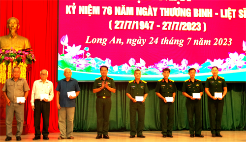 Đảng ủy, Bộ CHQS tỉnh Long An gặp mặt kỷ niệm 76 năm Ngày Thương binh - Liệt sĩ